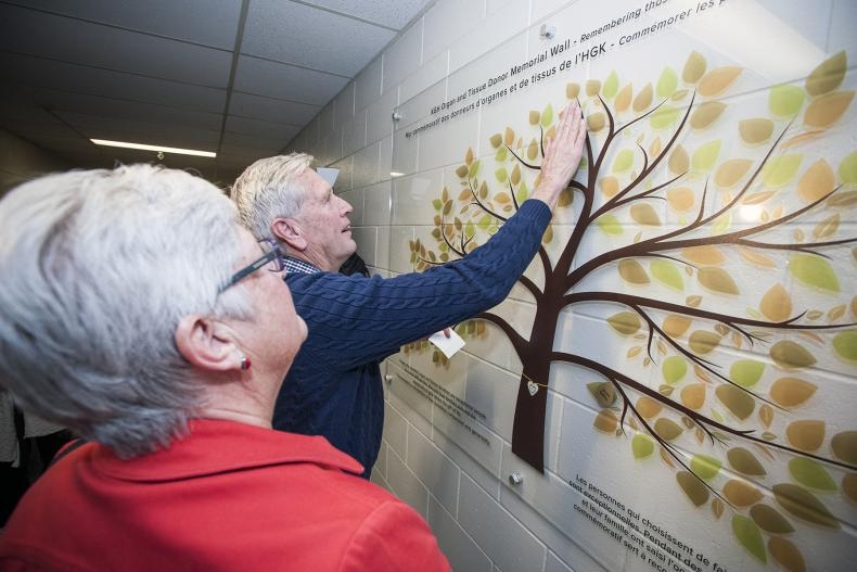 A family added their loved ones name to the Organ and Tissue Donor Memorial Wall